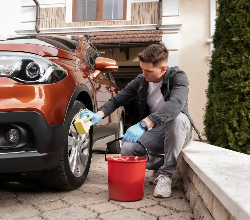 Lavage auto à domicile Dallon : professionnel intervenant sur un véhicule